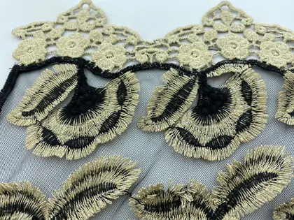 Siyah Renk Simli Tül Üzeri Polyester Brode Yaka - 40 CM