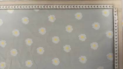 Papatya Desenli Beyaz Viskoz Yerli Kesme Şifon Kumaş