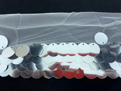 Gümüş Pullu Beyaz Tül Üzeri Şerit, 4.5 cm