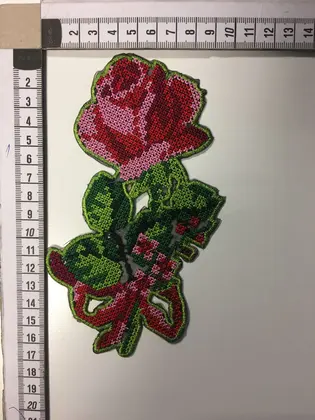 Kırmızı, Pembe, Yeşil Etamin Üzeri Polyester Aplik Nakış