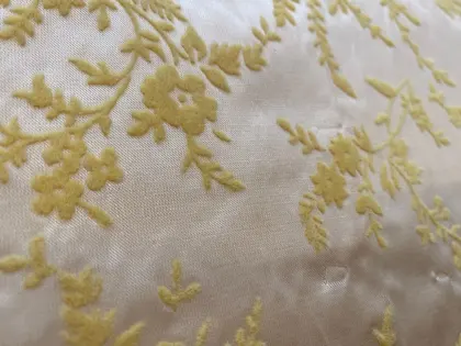Saten Flok Baskılı Sarı Mat Polyester Kumaş