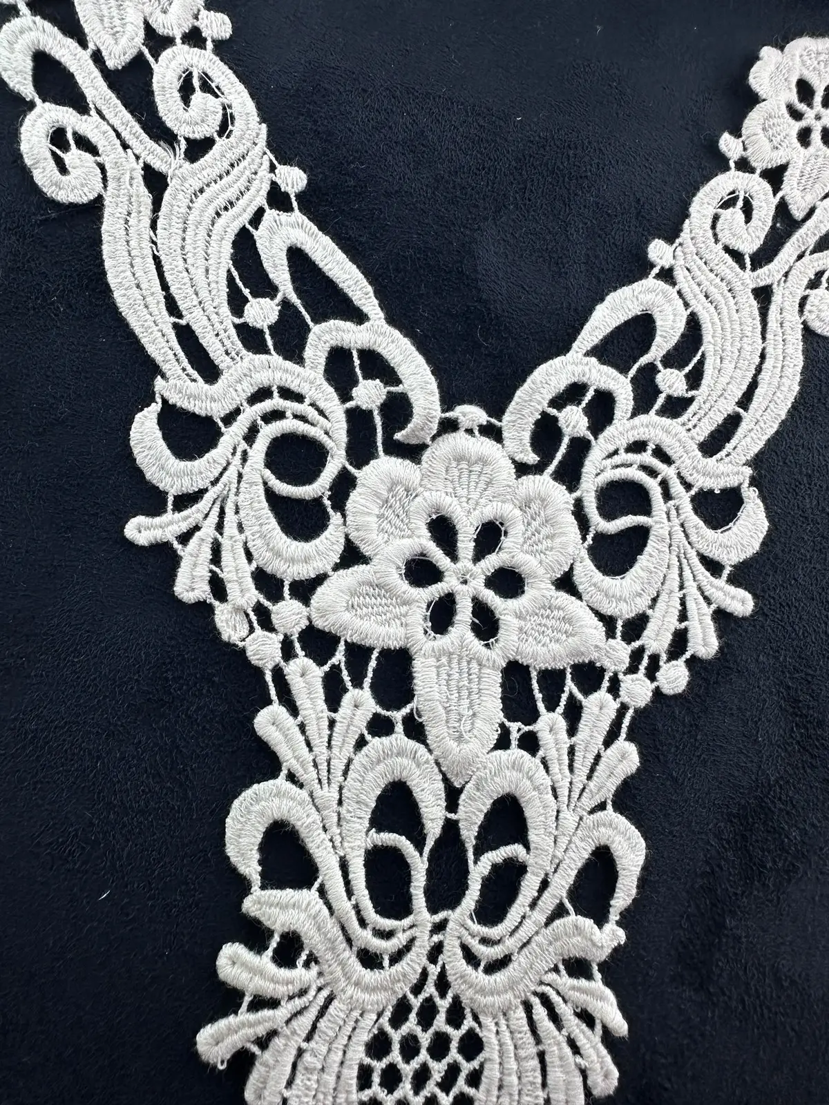 23397 Brode · Yerli · Aplik · Yaka · Kordeneli · Pamuk · Ham · 32x24 Cm