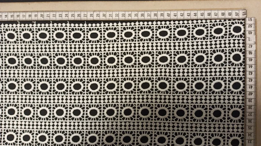 Kasar Mat Polyester Yerli Güpür Brode · 130 cm