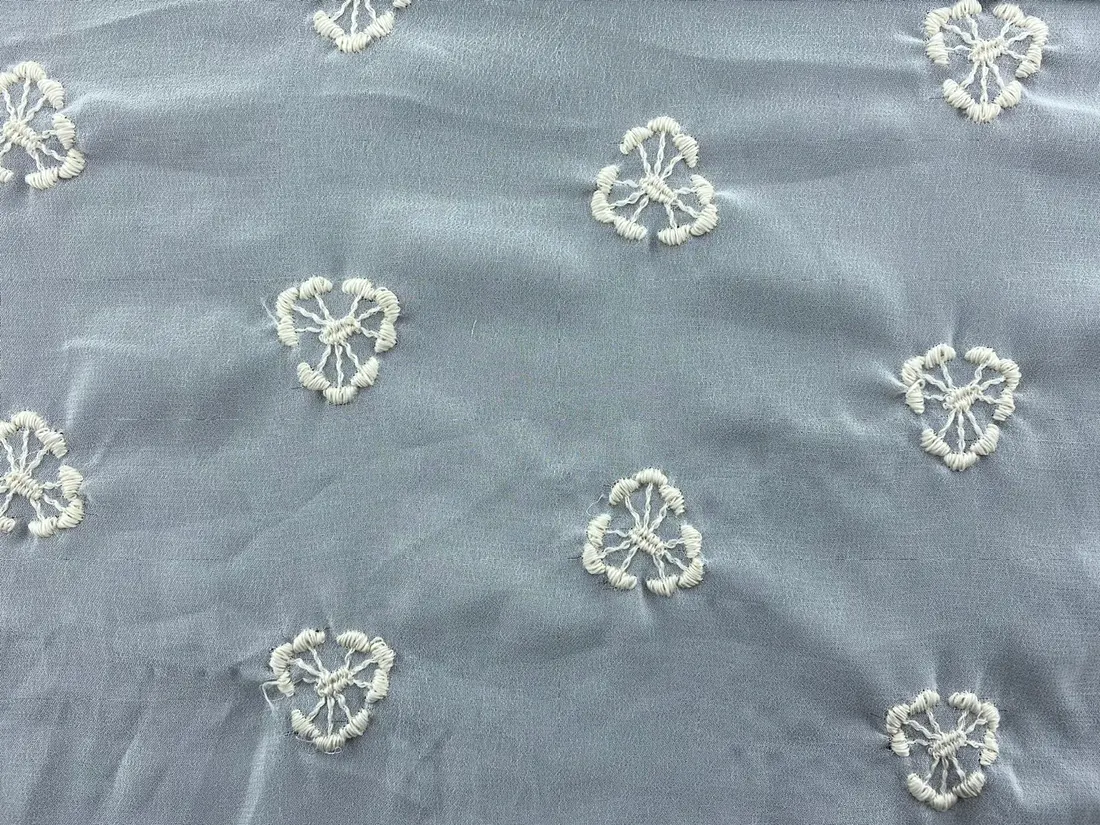 Beyaz İplikli Polyester Yerli Brode Şifon · 145 cm