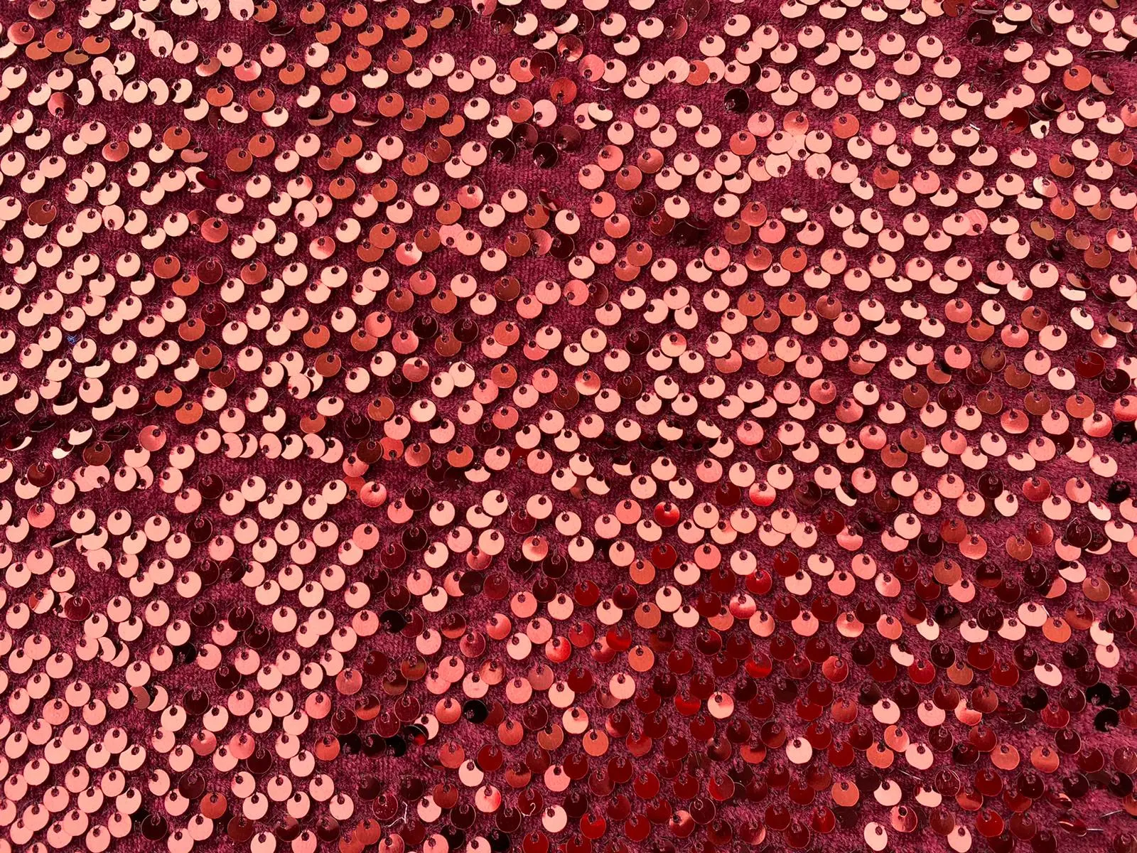 Kırmızı Pullu Polyester İthal Kumaş · 130 cm