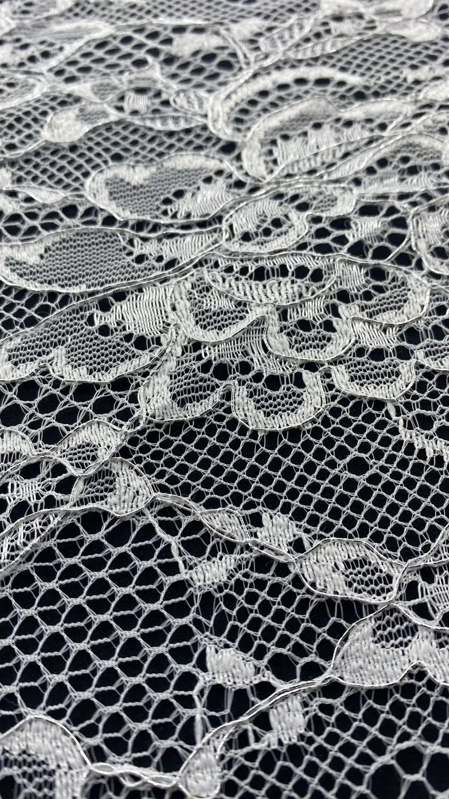 Gümüş Kordlu Zemin Polyester Yerli Dantel · 150 cm