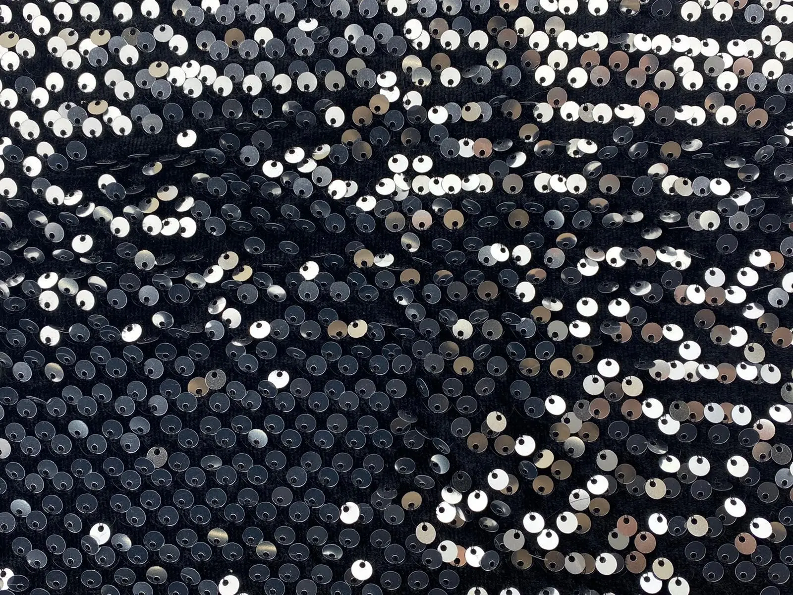 Gümüş Pullu Kadife İthal Kumaş · 130 cm
