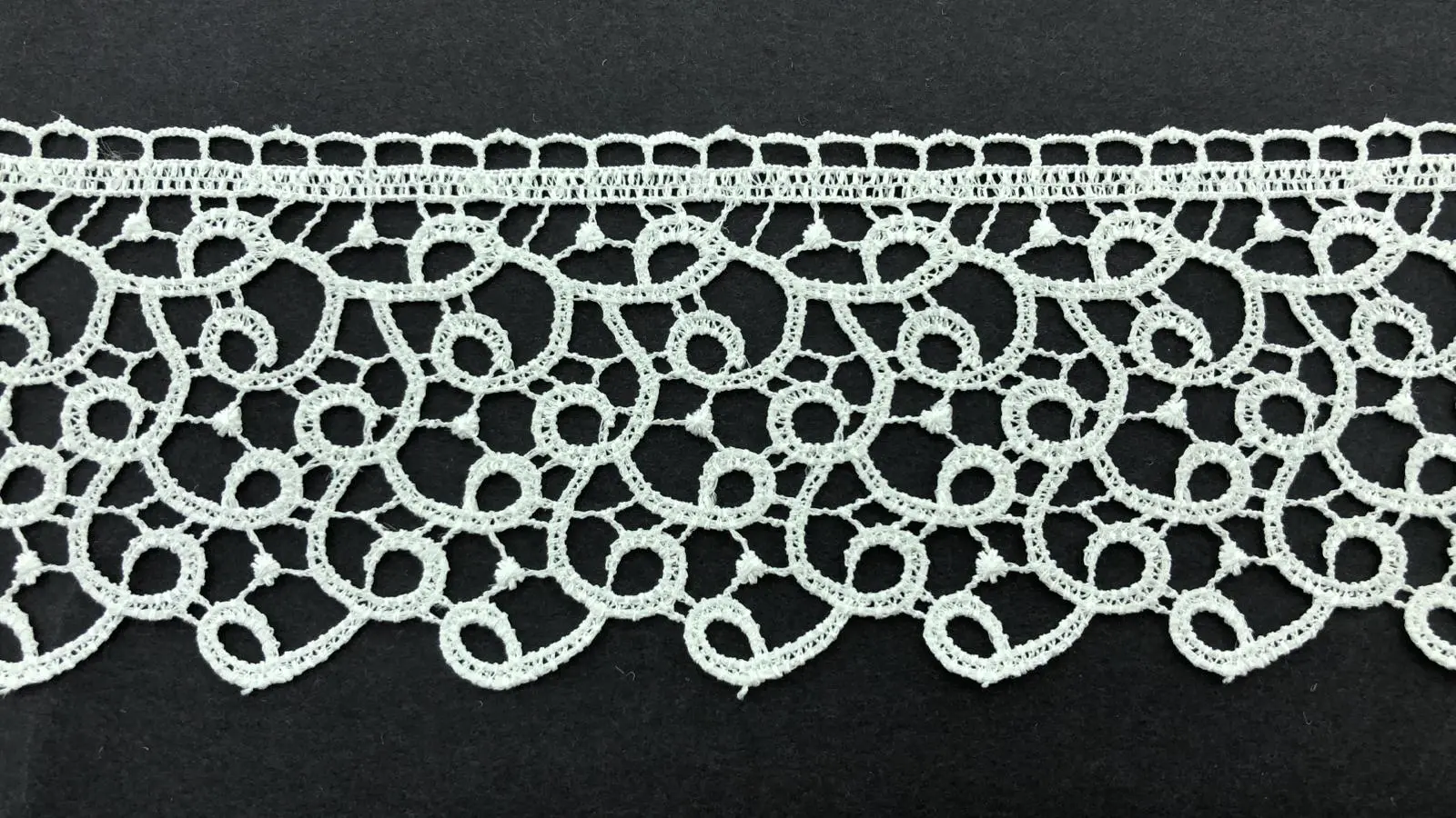 Greige Polyester Domestic Guipure Broderie Tape · 6,5 cm