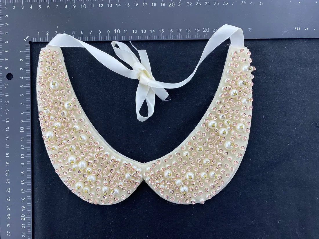 Beyaz Pullu Bant Yaka · 25 cm