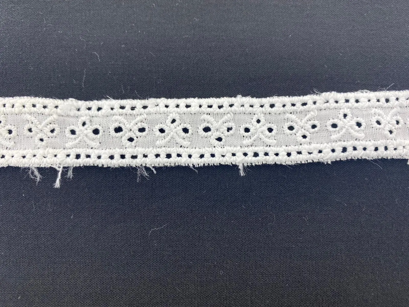 Bleached Polyester Domestic Broderie Tape · 1,5 cm