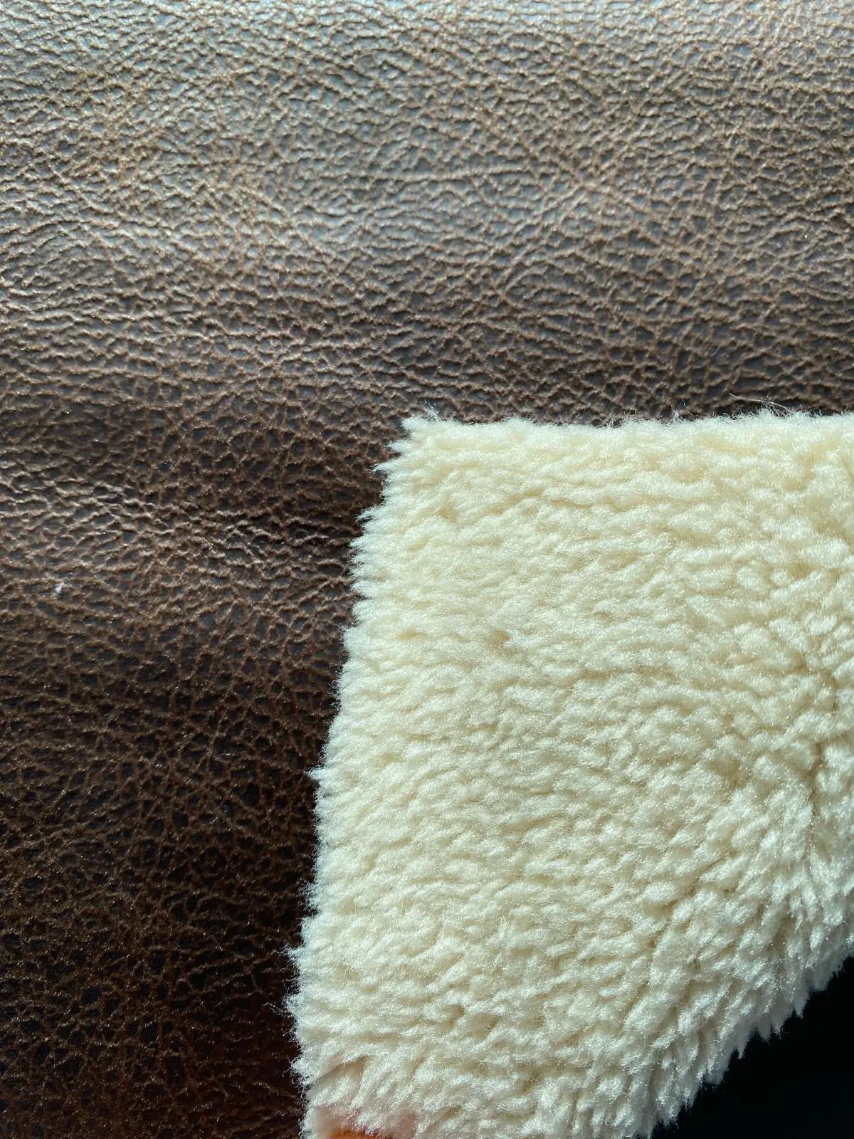 22581 Kumaş · Yerli · Lez · Polyester · Kahverengi Deri · Krem Kürk · 150 Cm
