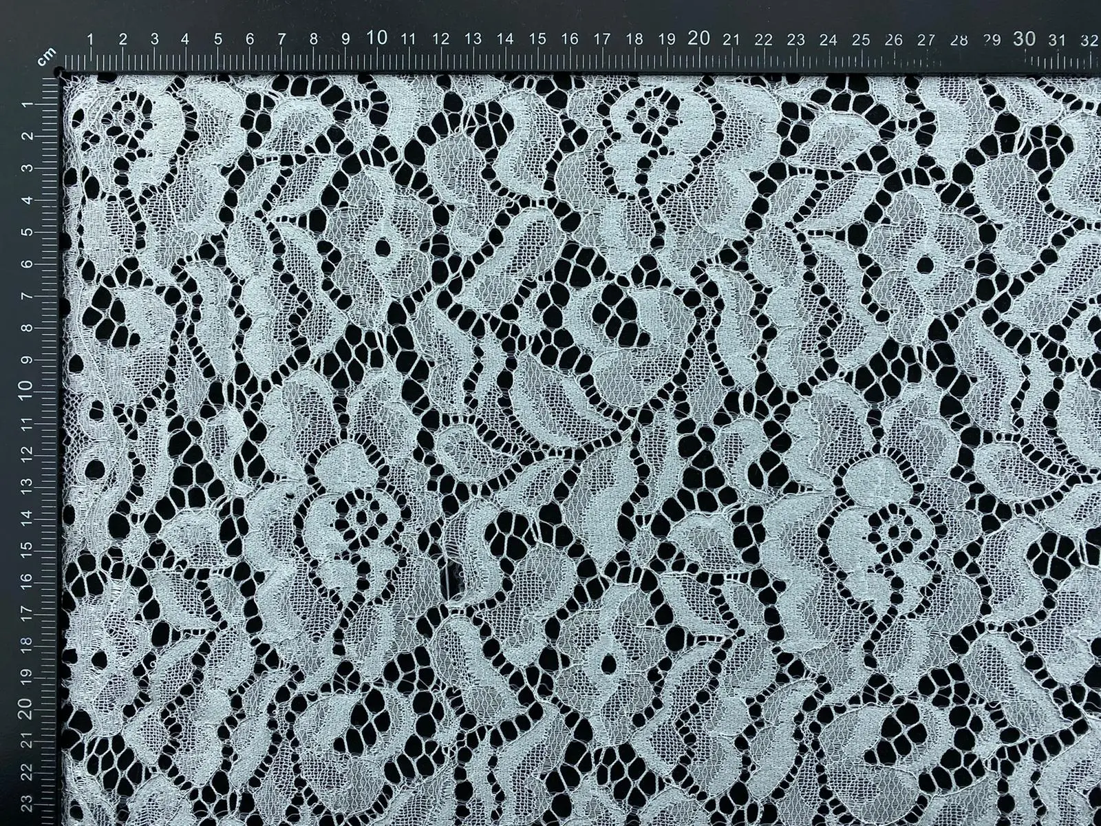 Gümüş Kordlu Polyester Yerli Ddantel Ham · 150 cm