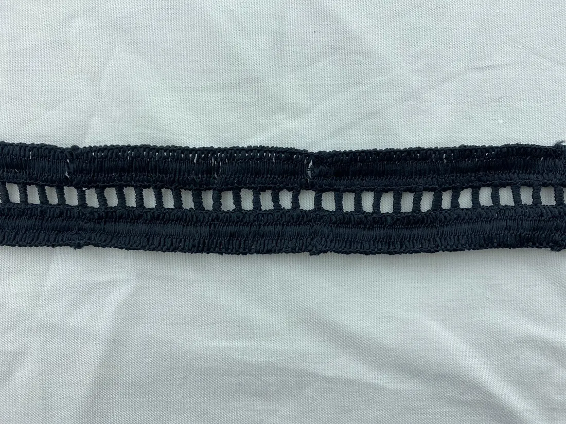 Siyah Mat Polyester Yerli Güpür Brode Bant · 2,5 cm