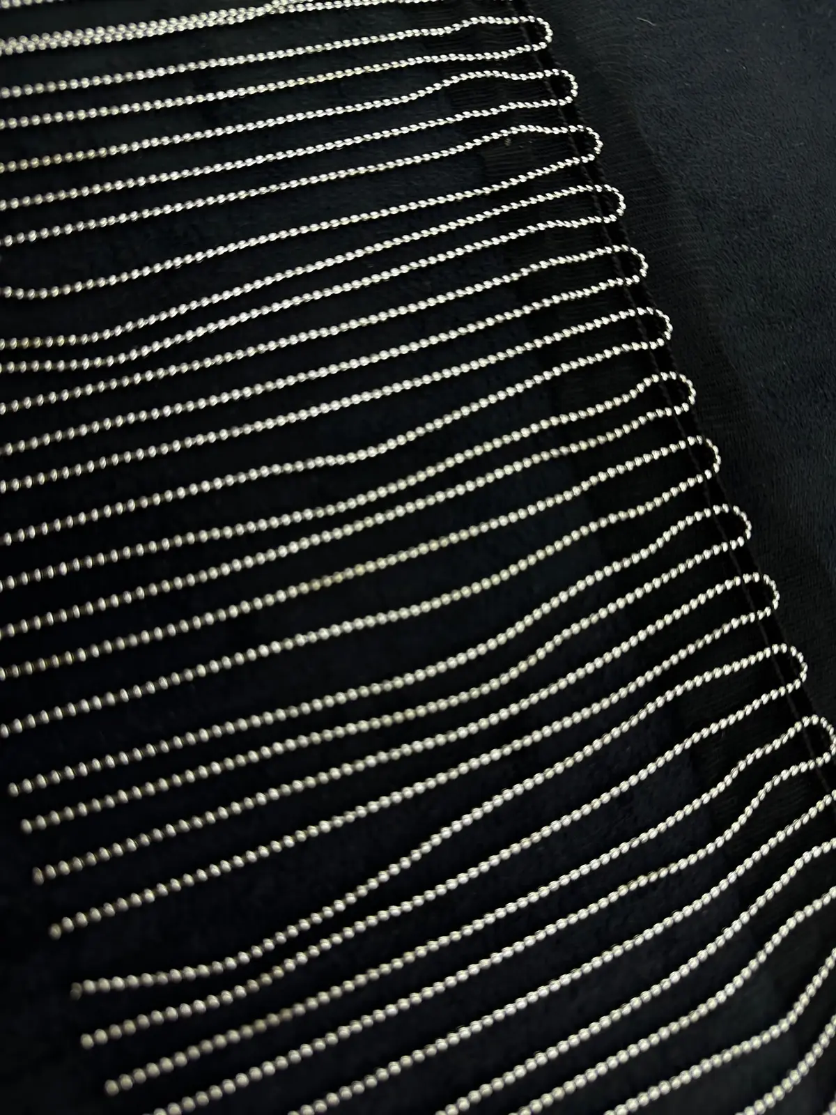 23402 Şerit · İthal · Bant · Tırnak Makası Zinciri · Saçak · Polyester · Siyah Tül Zemin · Gri Zincir