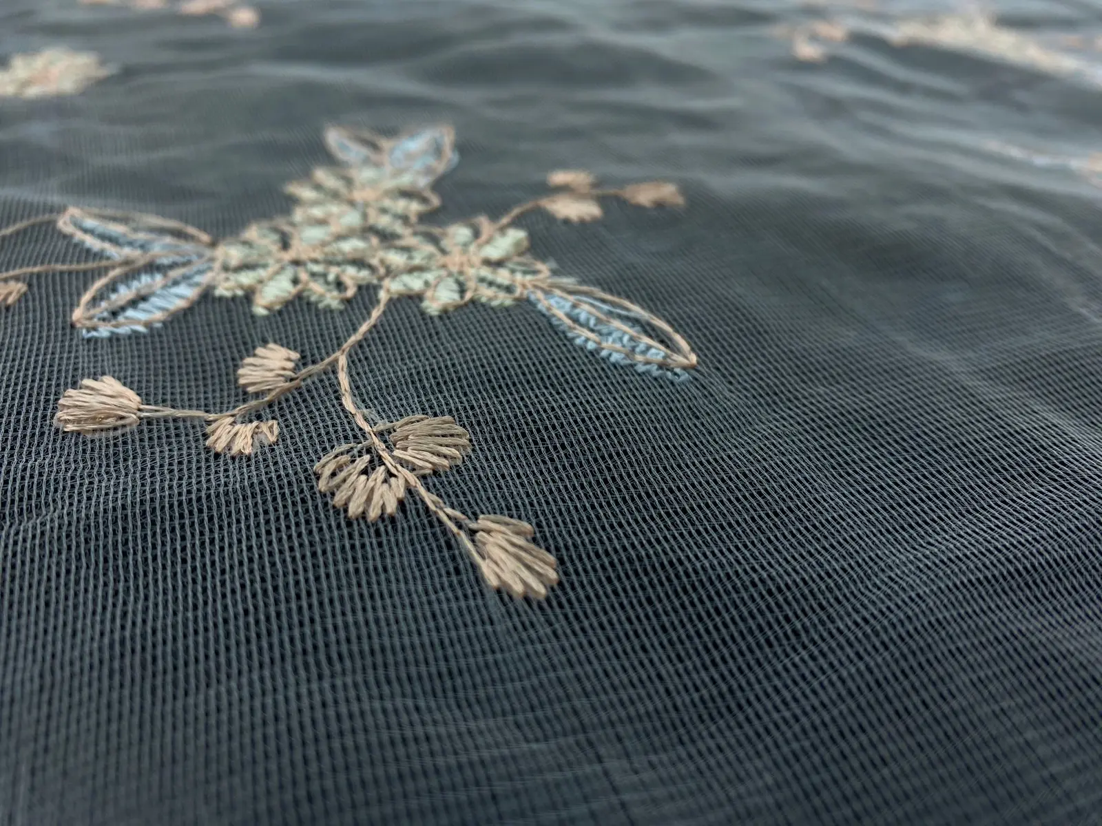 19427 Tül Üzeri · İthal · Lez · Polyester · Nakışlı · Renkli · 125 Cm